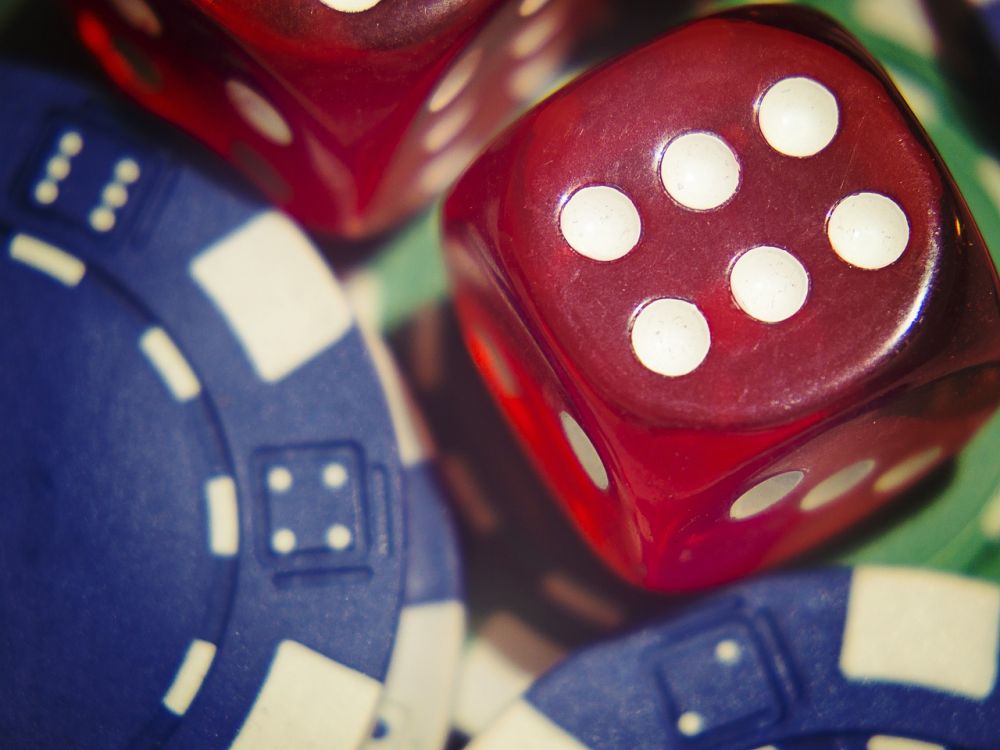 Live blackjack er en spændende form for casinospil, der kombinerer den autentiske oplevelse af at spille på et fysisk casino med bekvemmeligheden ved online gambling